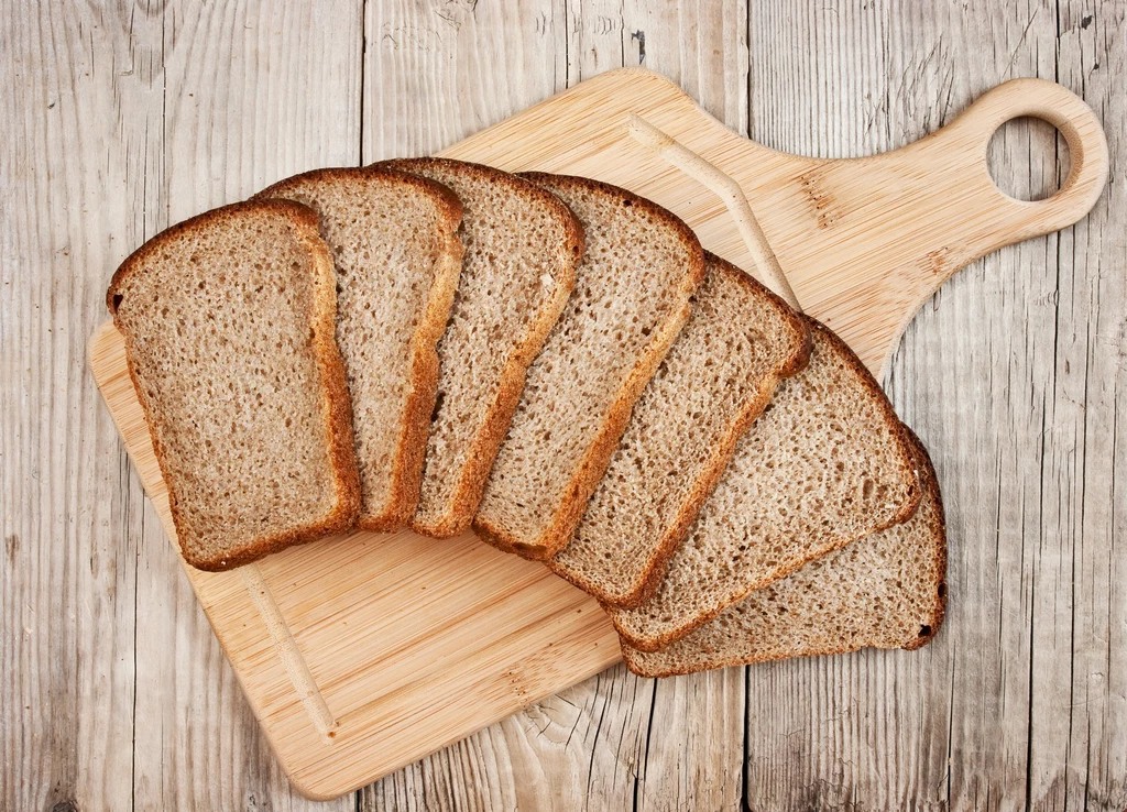 Zdaniem ekspertów dobrej jakości chleb z pełnego ziarna pomoże zredukować tkankę tłuszczową z brzucha 