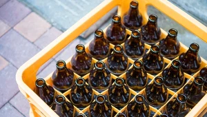 Można zarobić 1000 złotych dziennie. Wystarczy zwrócić butelki. Zdjęcie ilustracyjne