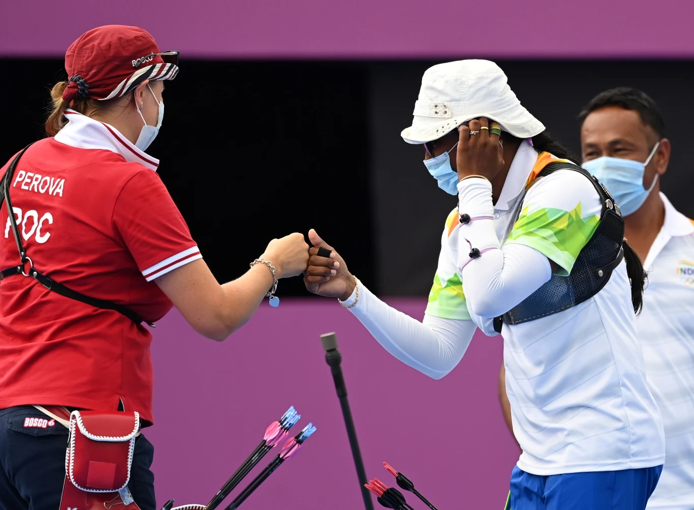 Deepika Kumari z Indii i Rosjanka Ksenia Perowa podczas igrzysk w Tokio