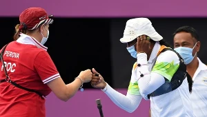 Deepika Kumari  z Indii i Rosjanka Ksenia Perowa podczas igrzysk w Tokio
