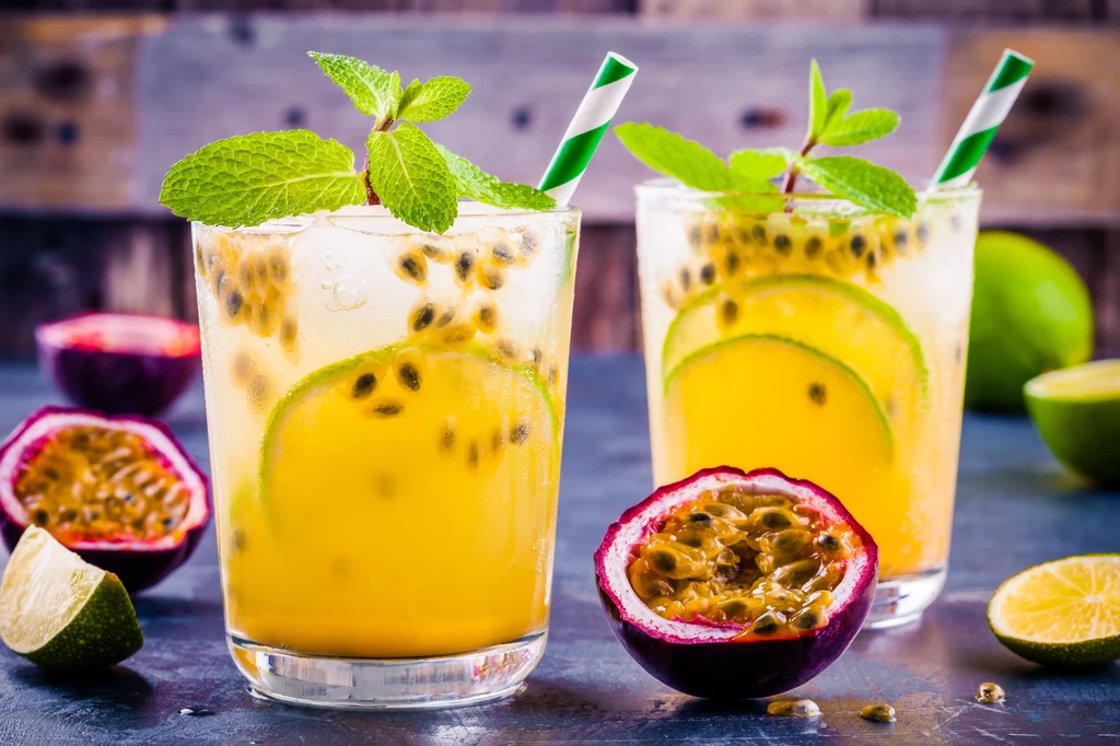 Tropikalna lemoniada z mango i marakują to prawdziwy smak lata