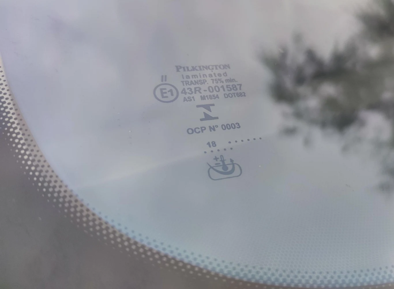 Ta szyba nie ma logo producenta co oznacza, że była wymieniana. Świadczy o tym również data produkcji - auto jest z 2008 roku, a szyba z 2018.