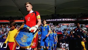 Bohdan Sarnawski wyprowadza drużynę Ukrainy przed meczem z Myanmar w trakcie mistrzostw świata do lat 20 w 2015 r. w Nowej Zelandii