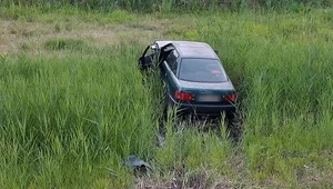 Ukradł auto i wjechał do stawu, później ukradł kolejne i znów się rozbił