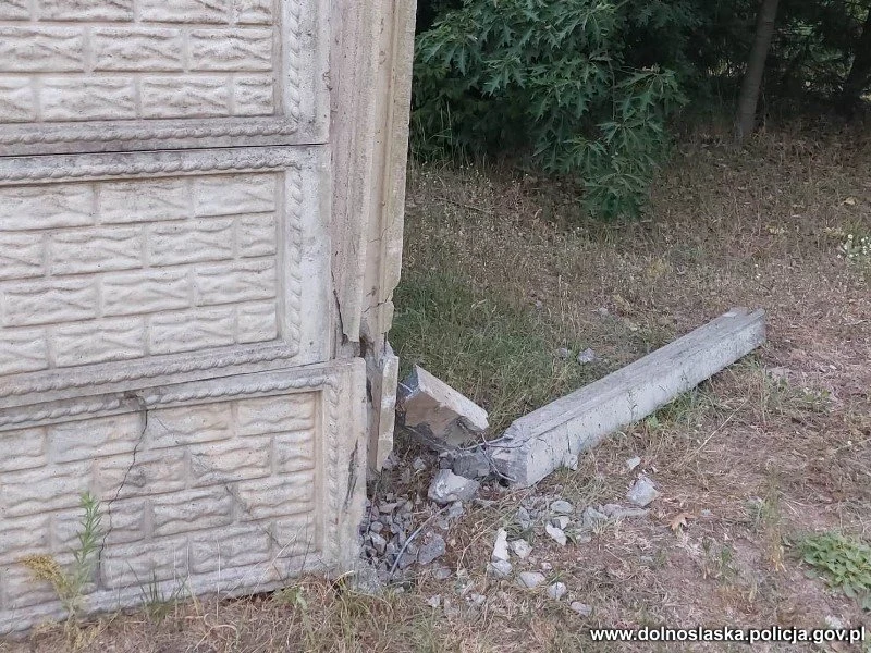 Kradzionym busem rozwalił betonowy płot, bramę wjazdową i auto dostawcze stojące na posesji