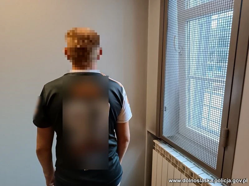 Pijany 35-latek za dwie kradzieże samochodu, jazdę pod wpływem alkoholu i bez prawa jazdy, a także zniszczenia jakich dokonał odpowie przed sądem