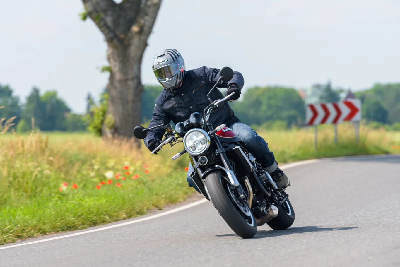 Miejskie ciuchy motocyklowe - lekka przewiewna kurtka, jeansy motocyklowe z ochraniaczami, buty motocyklowe i rękawice ochronią nas w razie upadku, a w mieście są przewiewne i komfortowe.