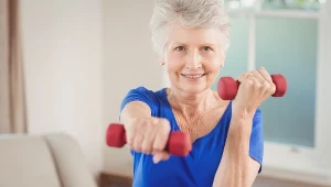 Jak ćwiczyć w domu, gdy masz ponad 60 lat? Oto najlepsze ćwiczenia