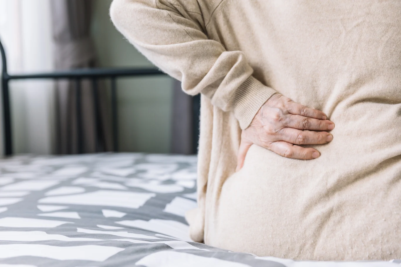 Zbyt wysoki poziom kwasu moczowego może sprzyjać tworzeniu się kamieni nerkowych i je uszkadzać