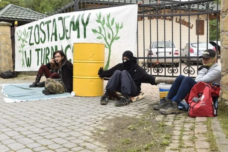 Aktywiści przez cztery godziny blokowali urzędnikom wstępu do budynku Nadleśnictwa. 