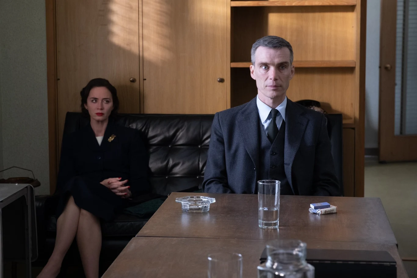 Cillian Murphy jako Oppenheimer w scenie przesłuchania 