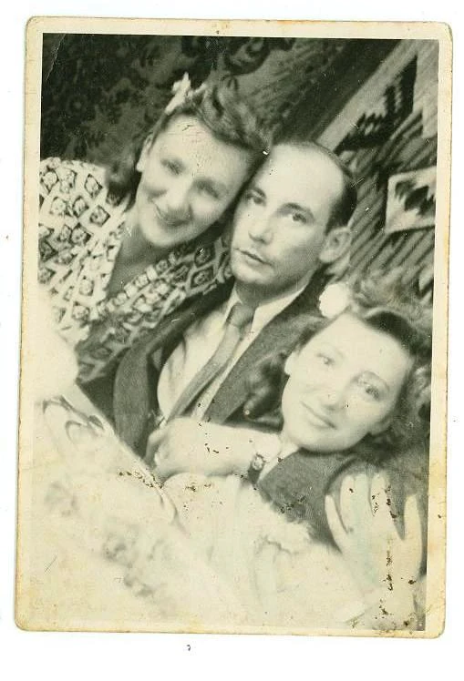 Danuta Kluczewska z d Borowska Jan Kluczewski Alina Borowska lato 1942 zdjęcie na ślubie J. Gosławskiego