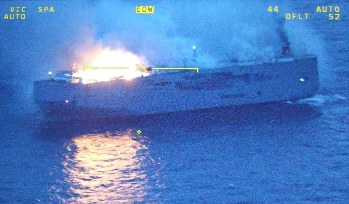 Pożar na statku Fremantle Highway przewożącym samochody Pożar na statku Fremantle Highway przewożącym samochody