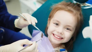 Wypadanie zębów mlecznych oraz wyrzynanie się w ich miejsce zębów stałych to procesy fizjologiczne - nie należy w nie ingerować