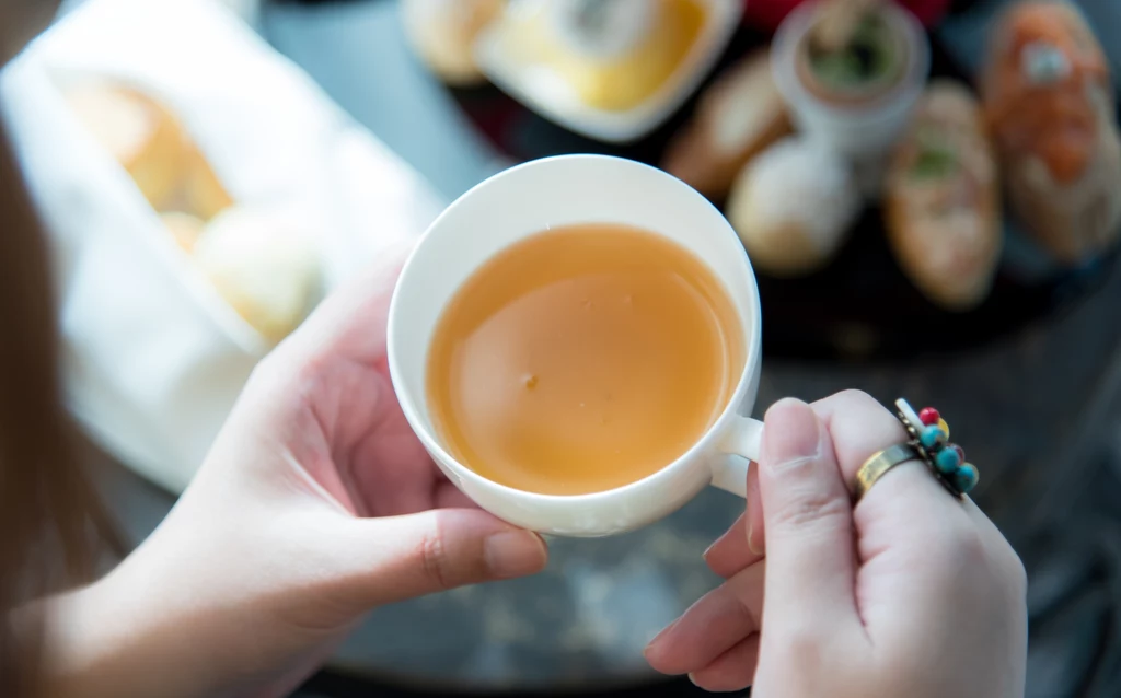 Regularne picie białej herbaty pomaga usunąć toksyny z organizmu, poprawia wygląd cery oraz wspomaga dbanie o sylwetkę