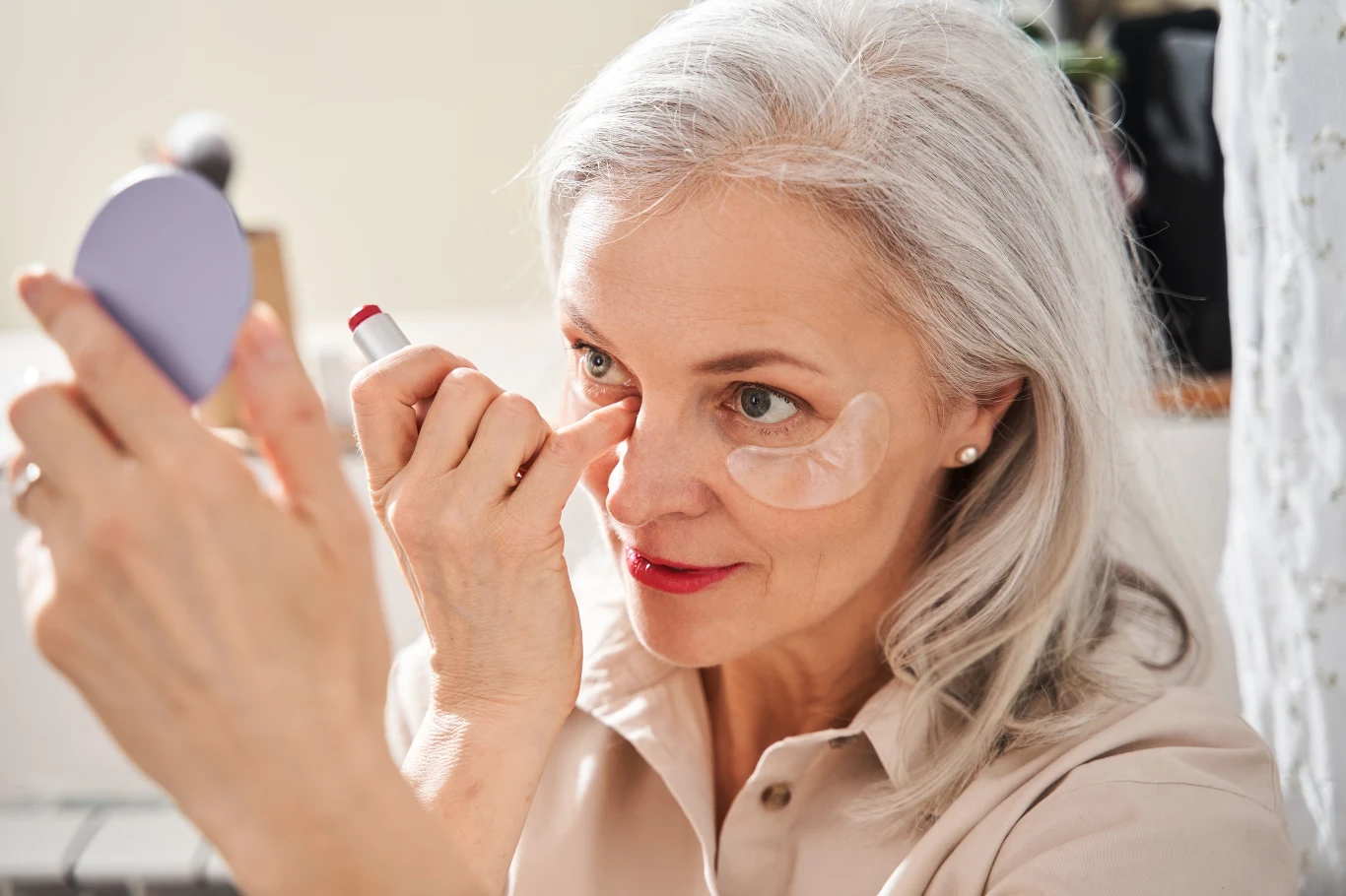 Aby wizualnie odmłodzić twarz warto skorzystać z kilku prostych, makijażowych trików Aby wizualnie odmłodzić twarz warto skorzystać z kilku prostych, makijażowych trików