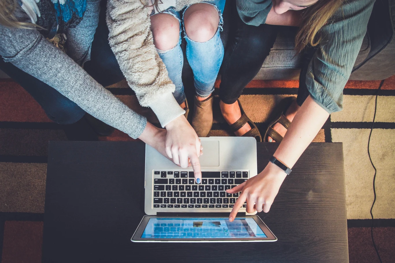 Ile czasu dziennie poświęcamy na przeglądanie rzeczy w internecie? Ile siedzimy przez ekranami? Ile czasu dziennie poświęcamy na przeglądanie rzeczy w internecie? Ile siedzimy przez ekranami?
