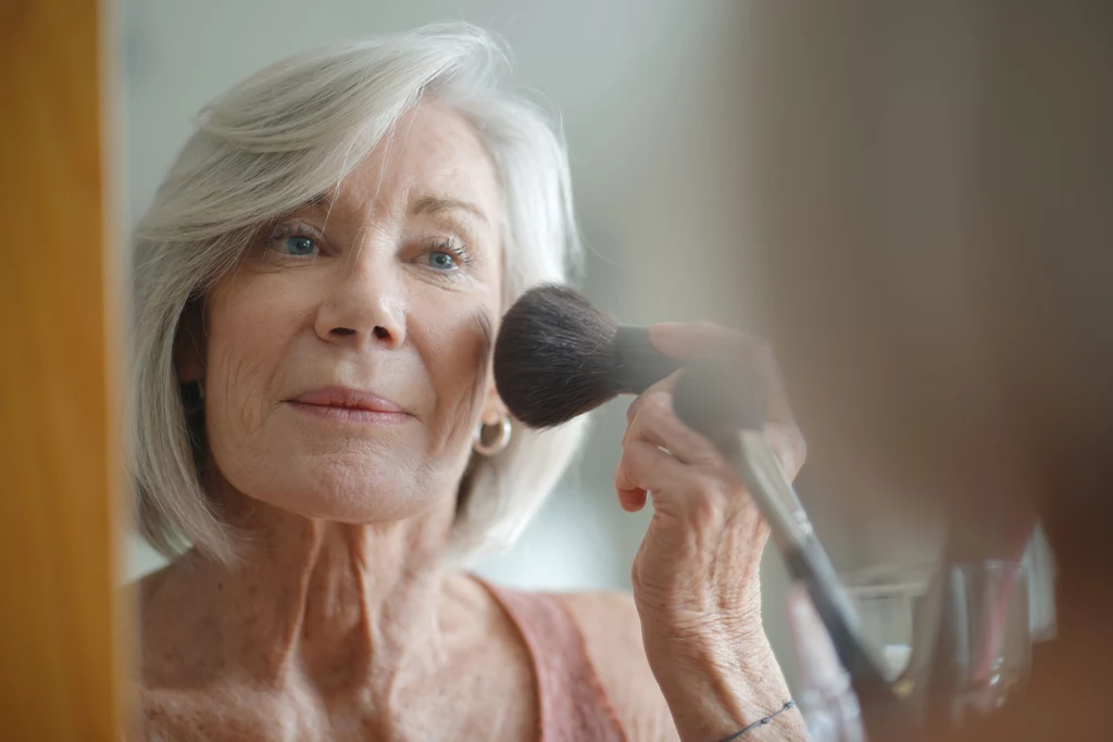 Makijaż w stylu "make-up no make-up" pozwoli uniknąć wpadek, a całość stanie się podkreślona w nieprzesadzony sposób