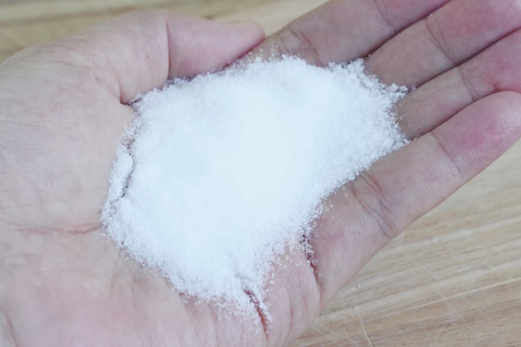 Sól w nadmiarze szkodzi, ale spora porcja pomoże pozbyć się plam