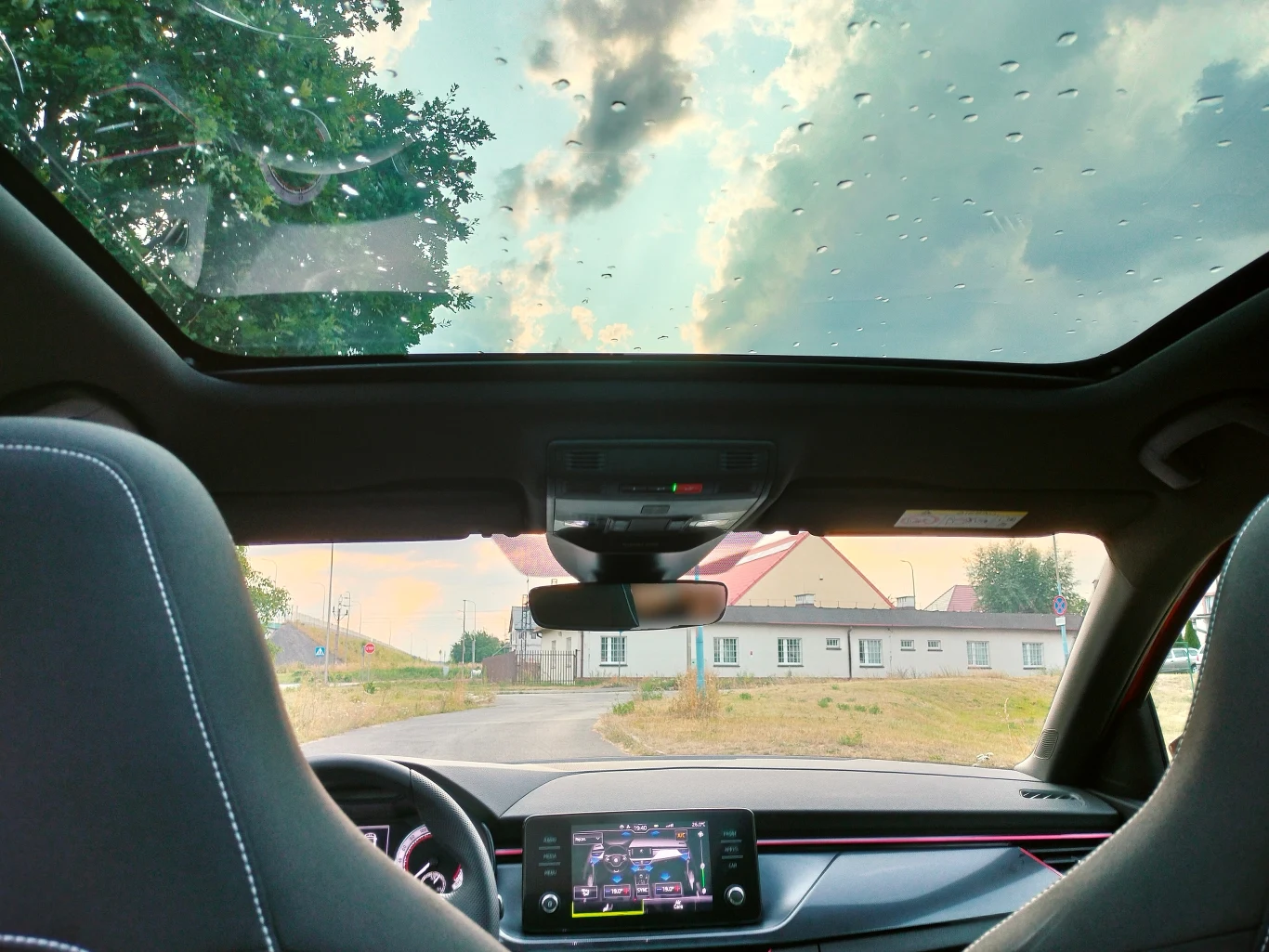 Panoramiczne okno dachowe to standardowy element wyposażenia Skody Scala Monte Carlo