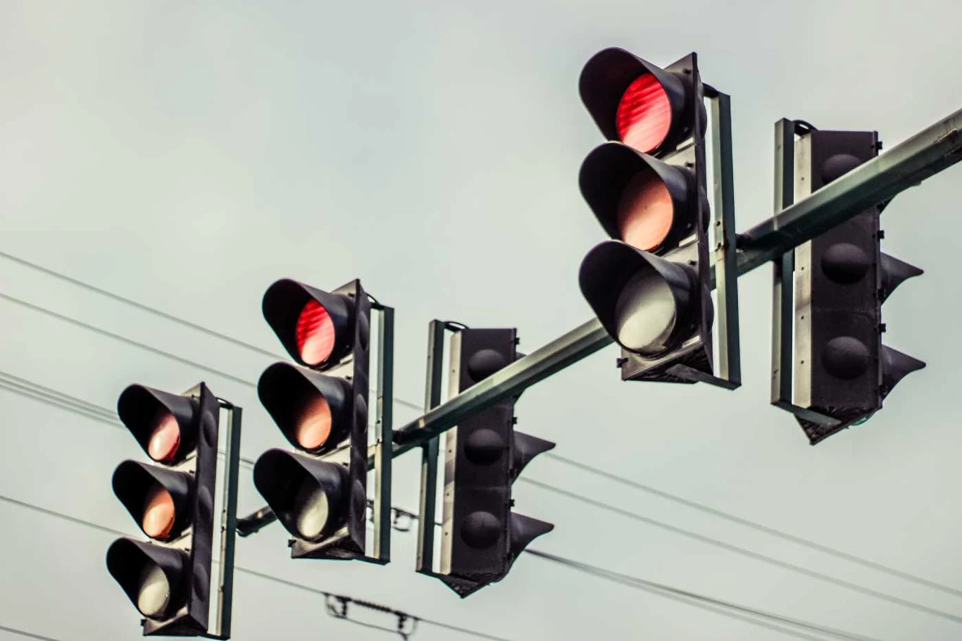 Jest jedna prawidłowa metoda dojeżdżania do czerwonego światła i jedna bardzo zła. Którą stosujesz? Jest jedna prawidłowa metoda dojeżdżania do czerwonego światła i jedna bardzo zła. Którą stosujesz?