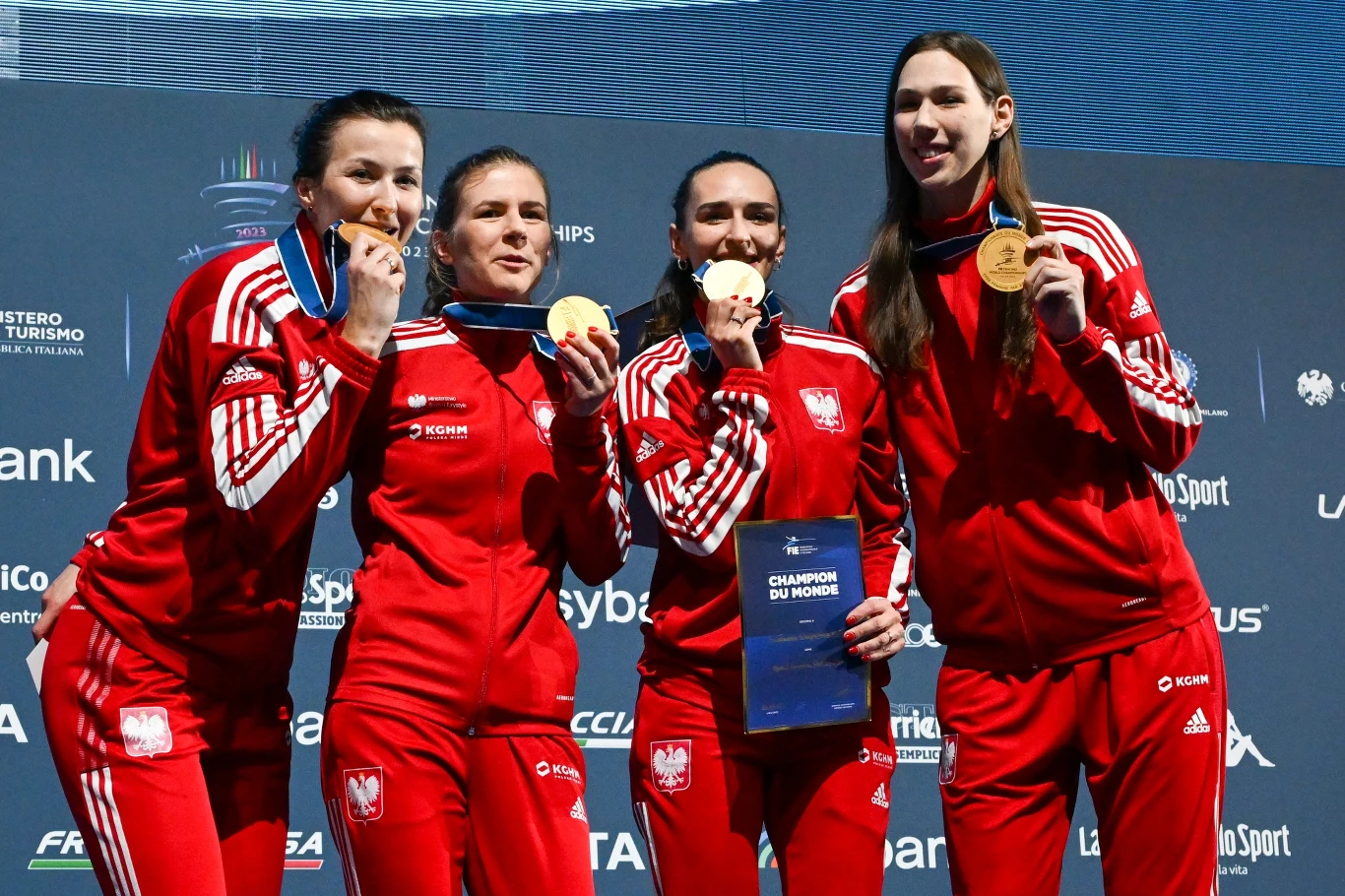 Mistrzynie świata podczas ceremonii medalowej. Ewa Trzebińska druga od lewej