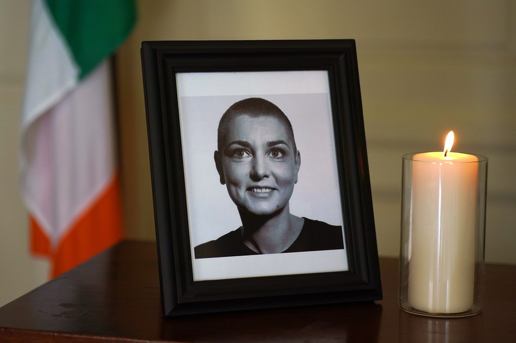 Zdjęcie Sinead O'Connor wystawione przy księdze kondolencyjnej w Dublinie w Irlandii