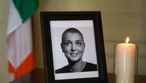 Zdjęcie Sinead O'Connor wystawione przy księdze kondolencyjnej w Dublinie w Irlandii