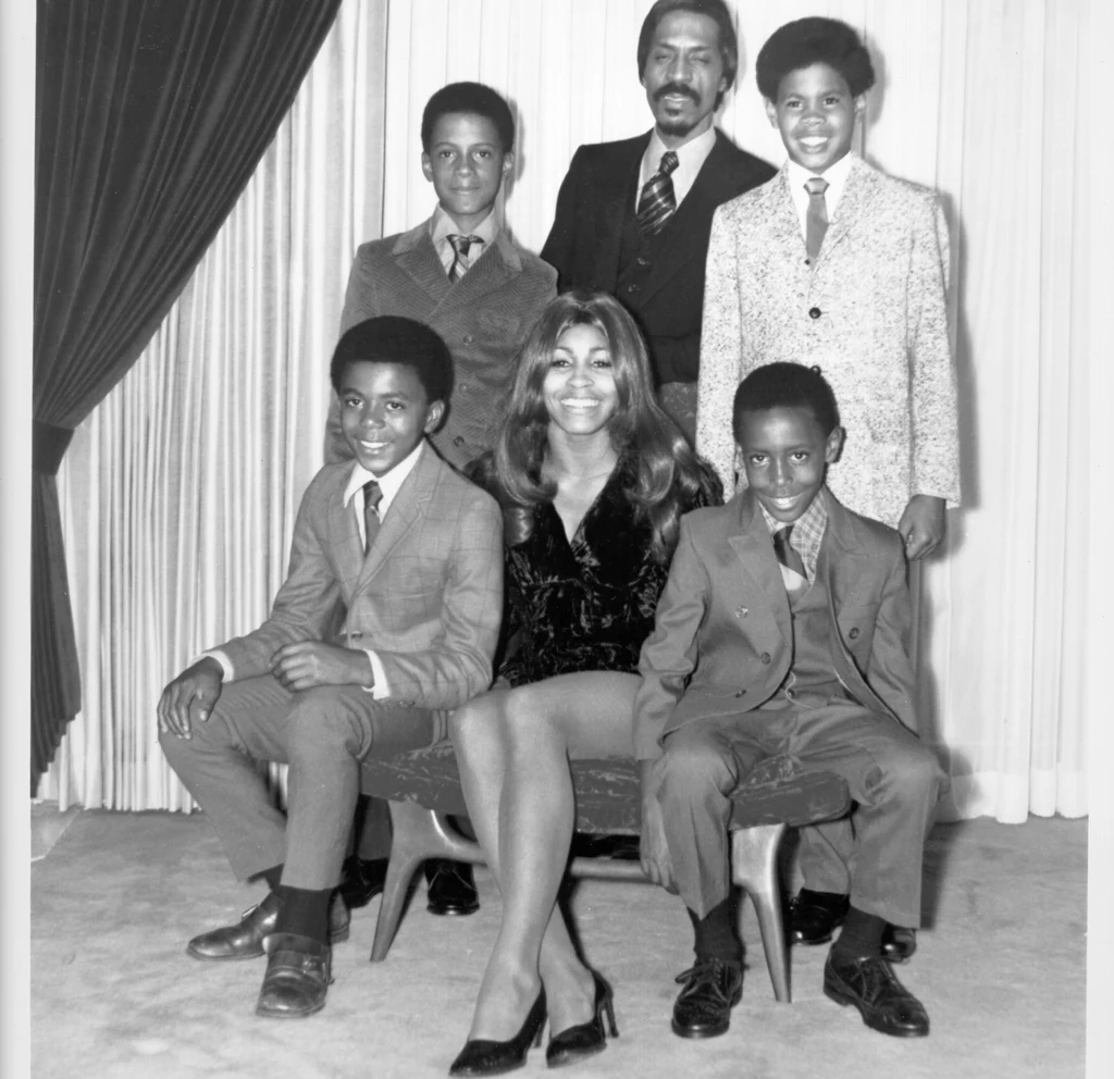 Tina Turner, Ike Turner (w środku w górnym rzędzie) i ich najbliższa rodzina. Na dole z prawej Ronnie Turner