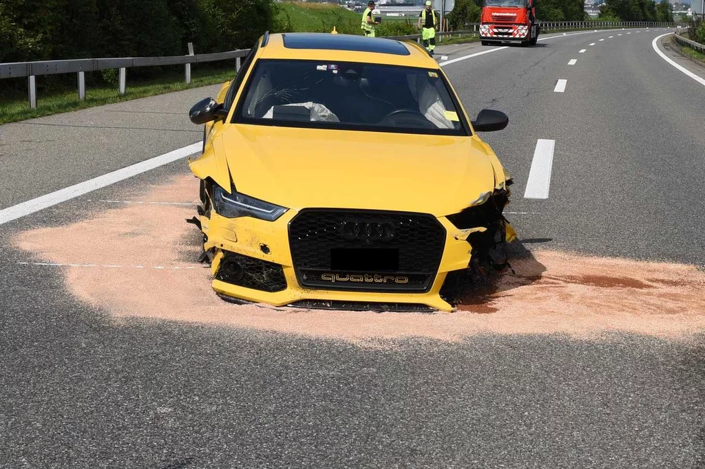 Audi RS6 straciło oba przednie koła /fot. Kantonspolizei Zürich