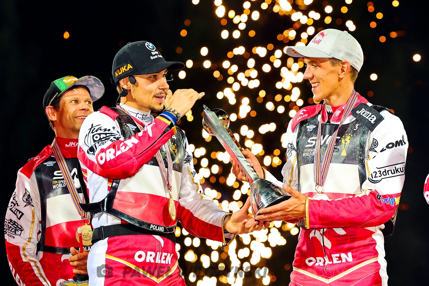 Dominik Kubera i Maciej Janowski cieszą się ze złota w DPŚ 2023.