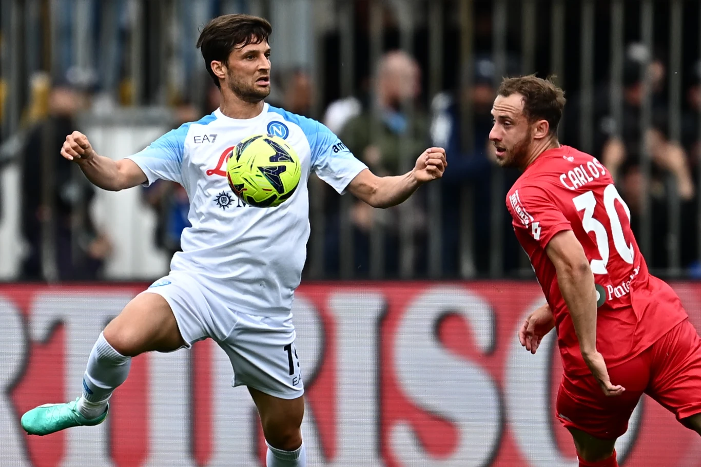 Bartosz Bereszyński (z piłką)