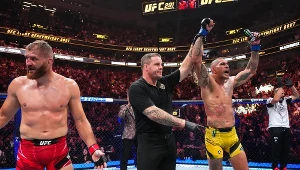 Zdziwiony Jan Błachowicz, cieszący się Alex Pereira