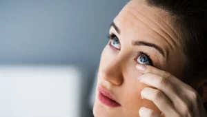 Zapalenie spojówki zwykle zaczyna się od uczucia, ze coś wpadło do oka. Postaraj się go nie pocierać