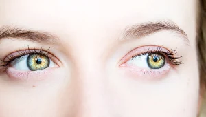 Zez może pojawić się nagle. Bywa następstwem cukrzycy i problemów z tarczycą