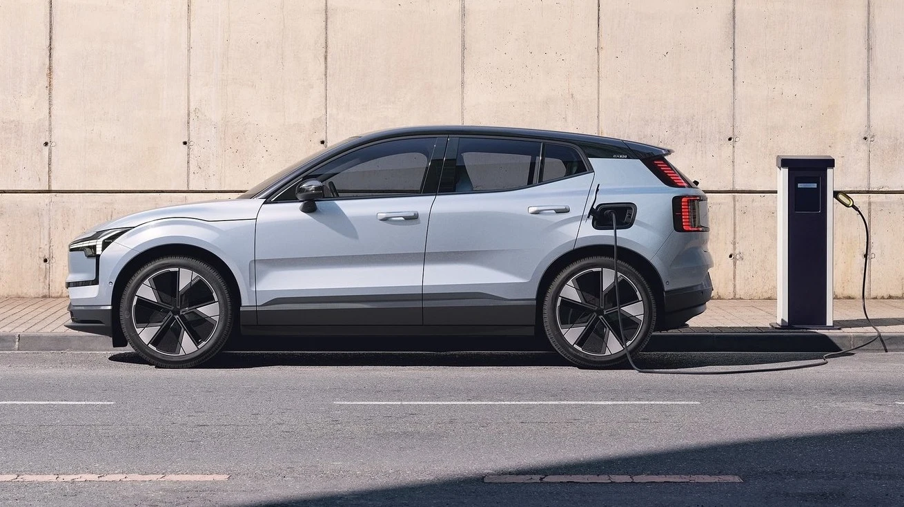 Auta elektryczne, takie jak Volvo EX30, poruszają się niemal bezgłośnie