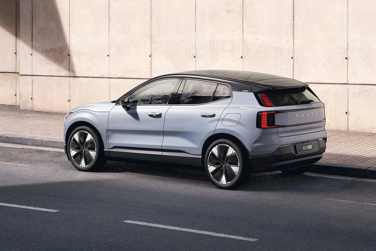 Volvo EX30 to miejski SUV, ale jest szybszy od większości sportowych aut