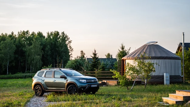 W podróż ku polskim glampingom ruszamy nową Dacią Duster Extreme. To solidne outdoorowe auto wyróżnia oryginalny design, liczne wykończenia w kolorze miedzianobrązowym i ozdobne motywy topograficzne. Już kolor nadwozia, metalizowany zielony cèdre, okazuje się zwiastunem niezwykłej przygody na łonie natury. 