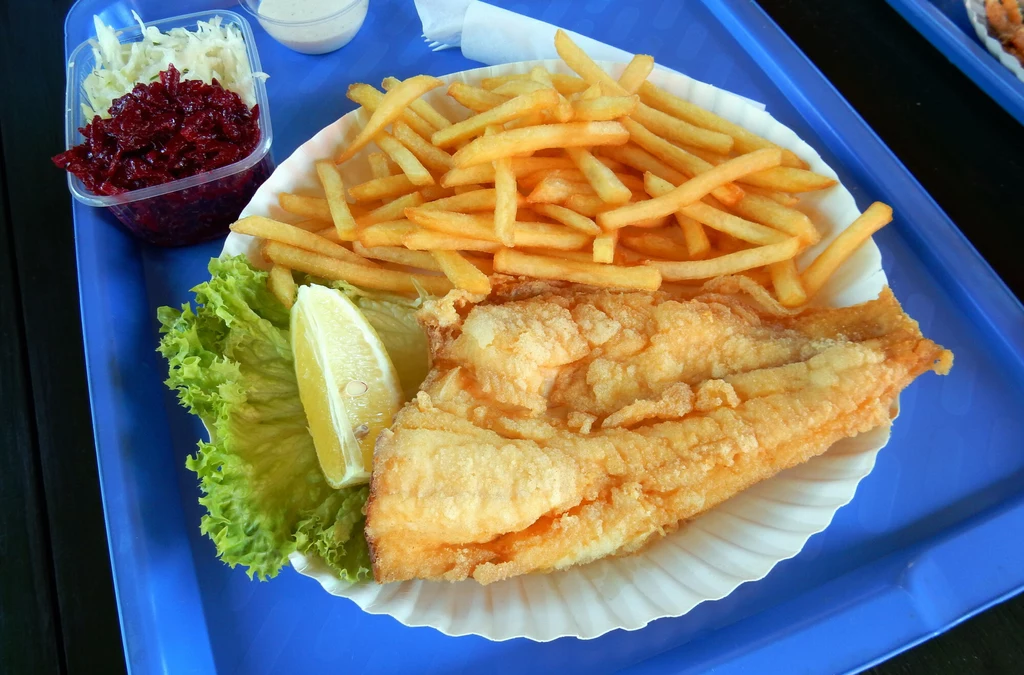 Jakie ryby najlepiej zamawiać w smażalniach nad polskim morzem?