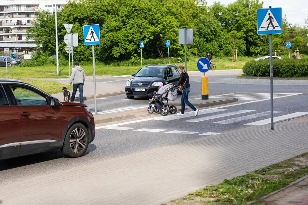 Mandat za nieustąpienie pierwszeństwa pieszym może słono kosztować. Co grozi kierowcy?