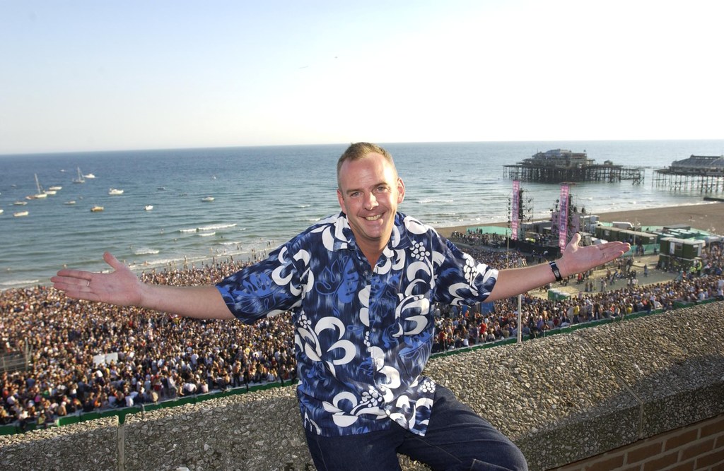 Fatboy Slim na tle tłumu na koncercie w Brighton