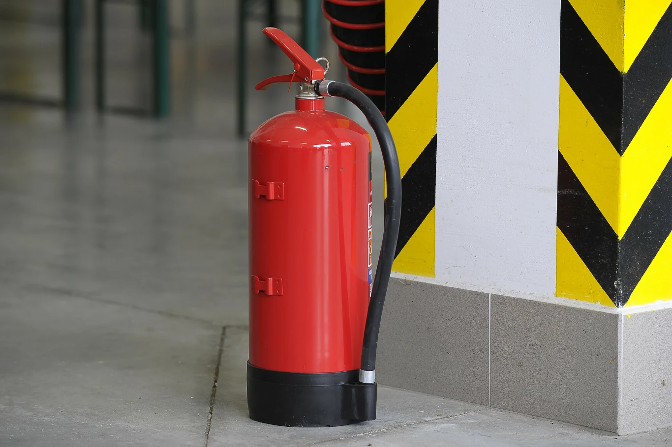 Do gaszenia pożaru instalacji fotowoltaicznej w początkowym stadium należy użyć gaśnicy proszkowej - takiej jakie wozimy w samochodach. Przyda się jednak większa ilość substancji gaśniczej - min. 4 kg. Do gaszenia pożaru instalacji fotowoltaicznej w początkowym stadium należy użyć gaśnicy proszkowej - takiej jakie wozimy w samochodach. Przyda się jednak większa ilość substancji gaśniczej - min. 4 kg.