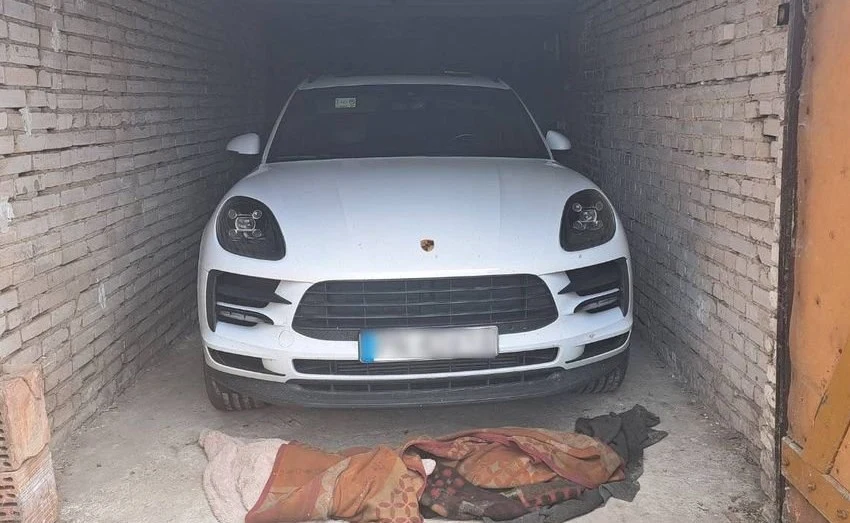 W garażu znajdowało się przykryte kocami skradzione Porsche.