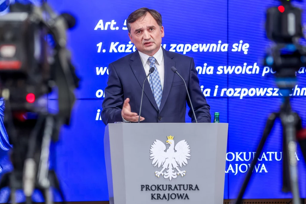 Minister sprawiedliwości Zbigniew Ziobro podczas konferencji prasowej Minister sprawiedliwości Zbigniew Ziobro podczas konferencji prasowej