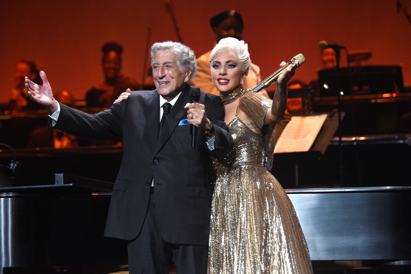 Tony Bennett i Lady Gaga podczas ostatniego wspólnego koncertu w sierpniu 2021 roku Tony Bennett i Lady Gaga podczas ostatniego wspólnego koncertu w sierpniu 2021 roku