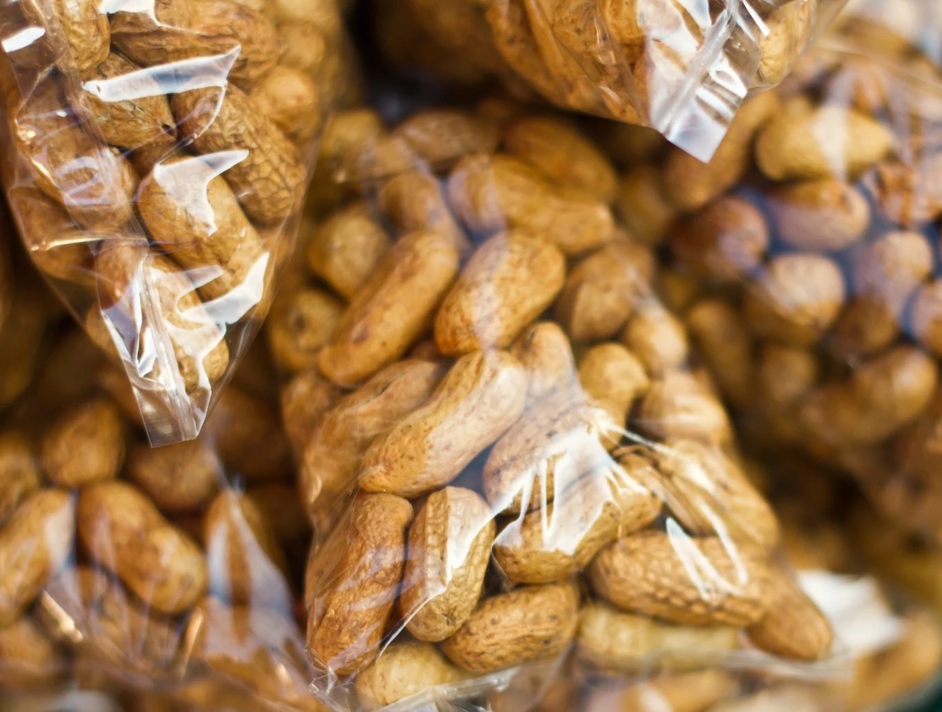 Orzechy ziemne dostarczą białka, błonnika i witamin. Kupuj bez soli i cukru i chrup zamiast chipsów Fistaszki/orzechy ziemne zapakowane w woreczki foliowe.