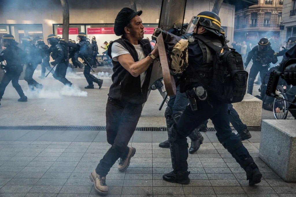 Policja walczy z zamieszkami i przestępczością. We Francji padł kolejny rekord Policja walczy z zamieszkami i przestępczością. We Francji padł kolejny rekord