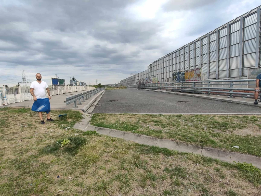 Aktywiści posprzątali wiadukt, na który nie da się wjechać Aktywiści posprzątali wiadukt, na który nie da się wjechać