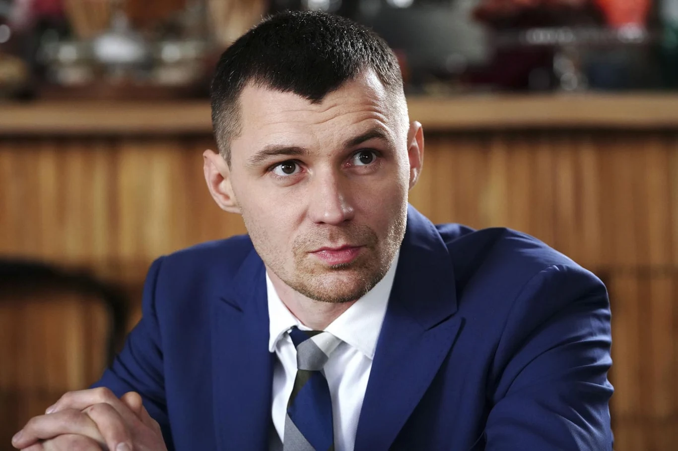 Janicki szepnie Gabrysi, że pojedzie za Agnieszką, bo ma przeczucie, że kobieta ma kontakt z oszustem