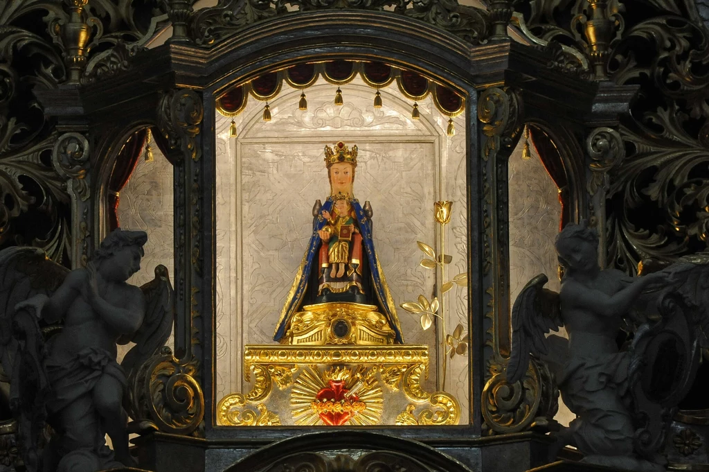 Barokowy Kościół Nawiedzenia Najświętszej Maryi Panny, w którym znajduje się cudowna figurka Matki Boskiej z dzieciątkiem, zwana też Matką Boską Bardzką.